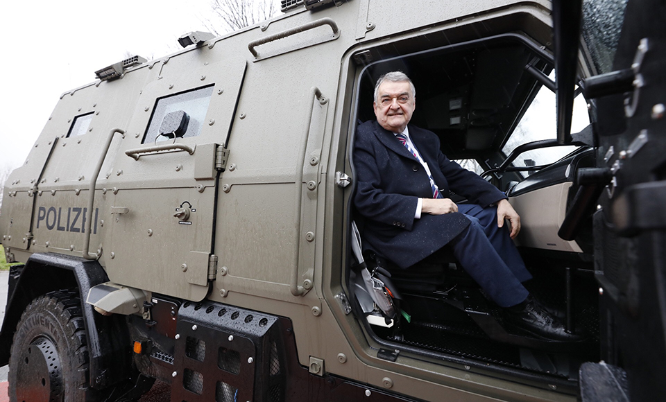 Innenminister Herbert Reul im Anti-Terror-Fahrzeug 'Survivor R' 
