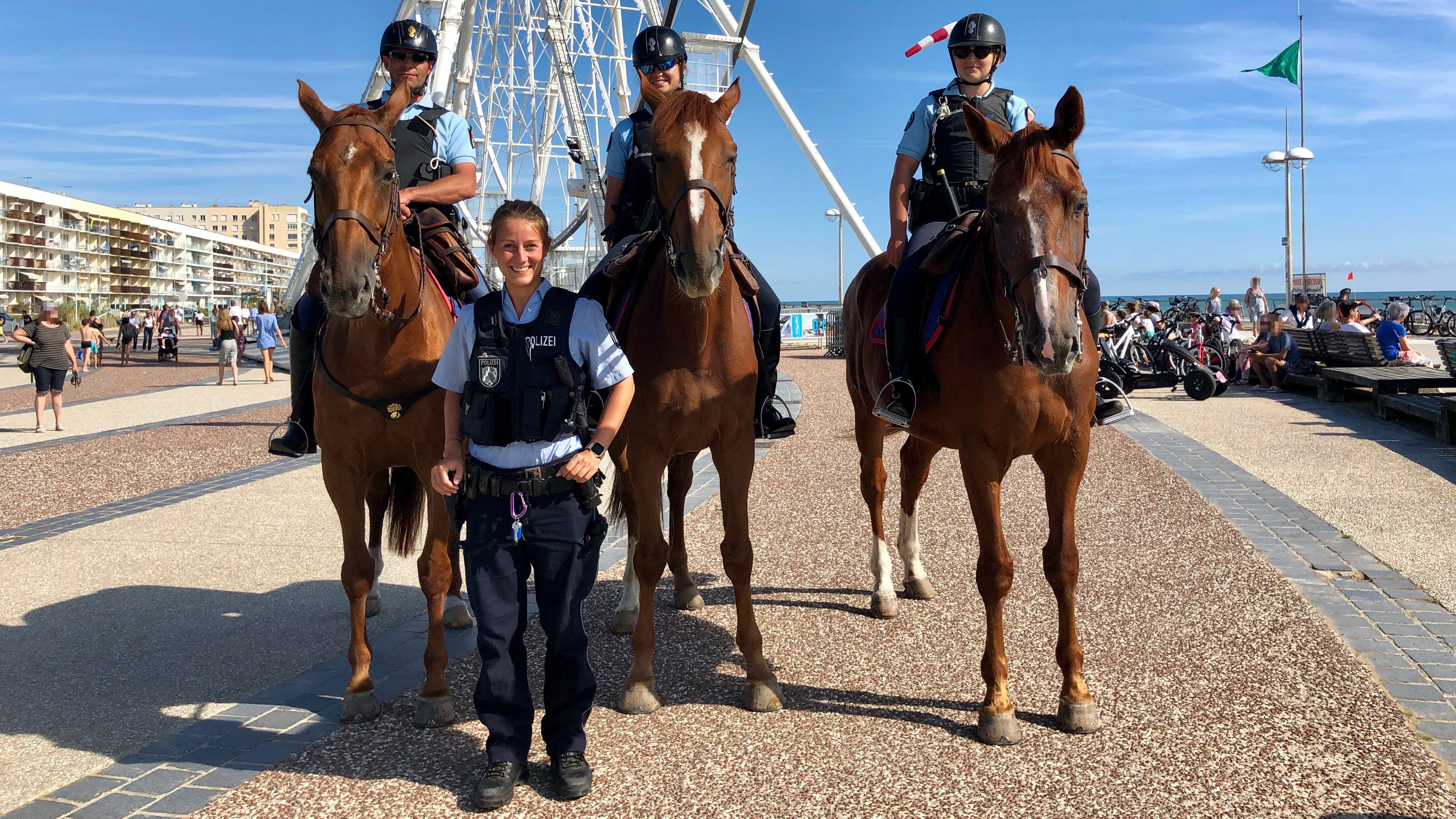 gemeinsam mit der "Garde républicaine" vor dem Riesenrad in Saint-Jean-de-Monts