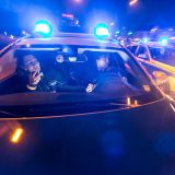 Funkstreifenwagen BMW bei nächtlicher Einsatzfahrt