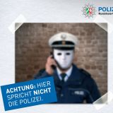 Im Hintergrund ist eine Person zu sehen. Diese Person sieht aus wie ein Polizist. Er trägt jedoch eine weiße Maske. Außerdem gibt es eine Hinweistafel in blau. Dort steht: Achtung hier spricht nicht die Polizei!