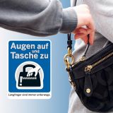 Eine Hand greift in die Handtasche einer Frau