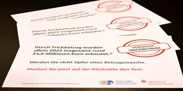 gemeinsamer Umschlag von der Sparkasse Gummersbach und der Polizei