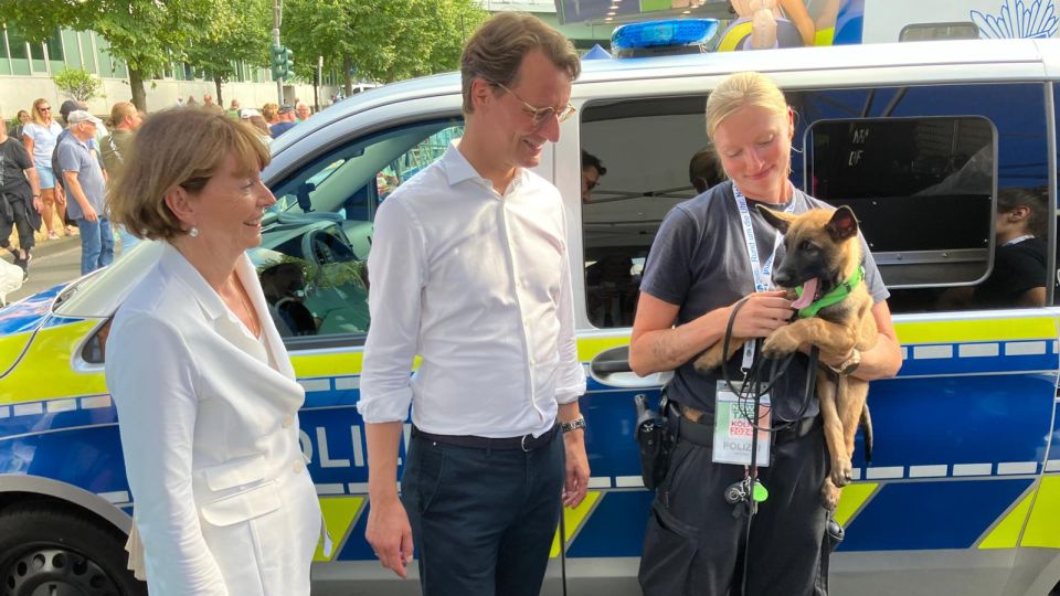 Ministerpräsident Hendrik Wüst und Oberbürgermeisterin Henriette Reker besuchen die Blaulichtmeile