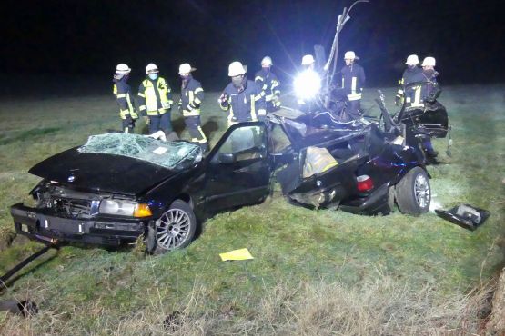 in zwei Teile gerissener BMW