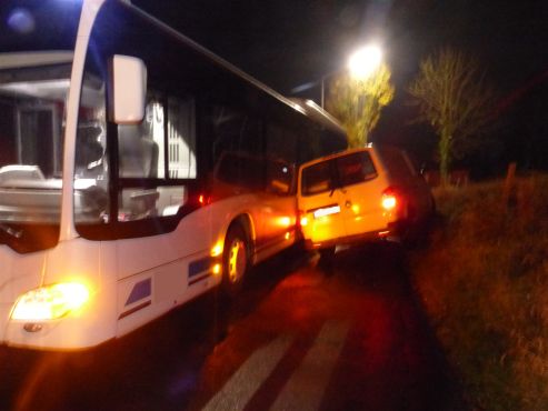Beim Versuch an einem Linienbus vorbeizufahren, kippt der Transporter auf der steilen Böschung gegen den Bus.