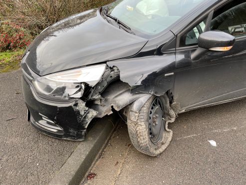 Der Fahrer kam von der Straße ab und prallte gegen einen Laternenmast.