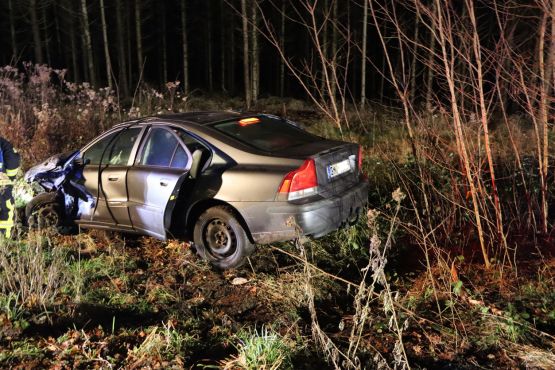 Der Fahrer zog sich leichte Verletzungen zu. Seine beiden Kinder (11 und 14 Jahre) blieben unverletzt.