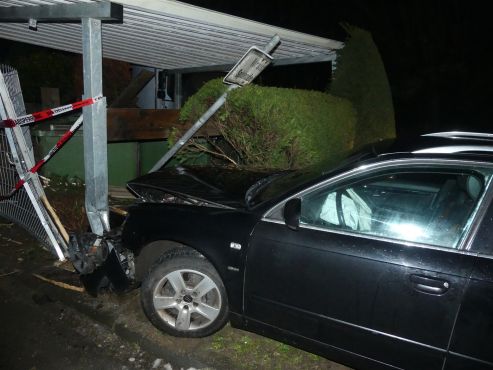 Auf winterglatter Fahrbahn hatte der 31-jährige Audifahrer die Kontrolle verloren und landete an einem Carport.
