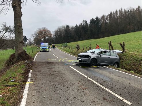 20-Jährige prallt gegen Baum und überschlägt sich