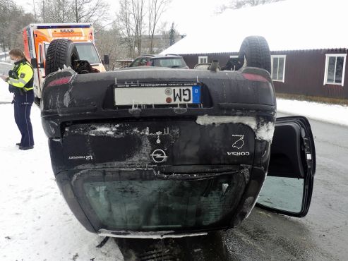 auf dem Dach liegender Opel Corsa