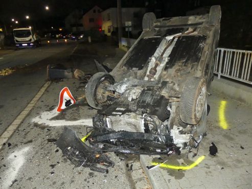 Das Auto der 29-Jährigen blieb auf dem Dach liegen