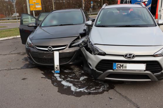 Unfall im Kreisverkehr - Zwei Verletzte