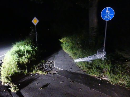 Die durchsichtige Folie war quer über den Radweg gespannt.