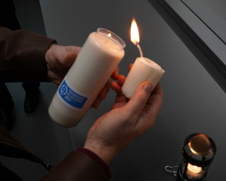 Das Friedenslicht wird an die Polizei übergeben.