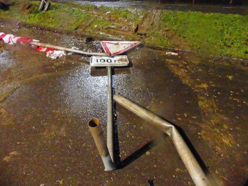 Durch die Wucht des Aufpralls herausgerissen und beschädigt: Verkehrsschild bzw. Fahnenmast