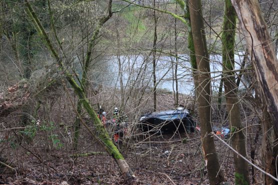 Opel stürzte nach Unfall eine steile Böschung hinab