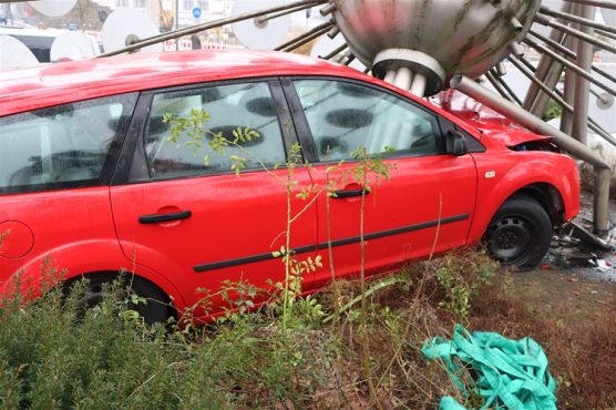 Teile der Skulptur drangen in den Fahrzeuginnenraum ein