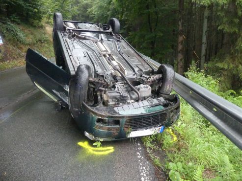 auf dem Dach liegendes Auto