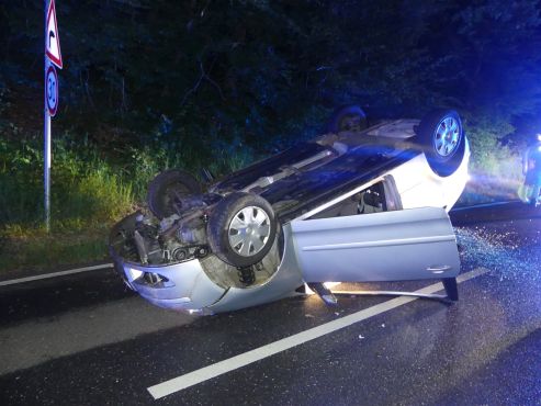 Auf nasser Fahrbahn hatte die Fahrerin die Kontrolle verloren. Ihr Auto landete auf dem Dach.