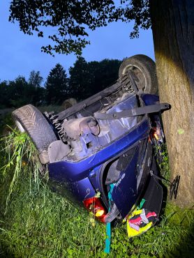 Das Auto landete auf dem Dach. Der Fahrer zog sich leichte Verletzungen zu.