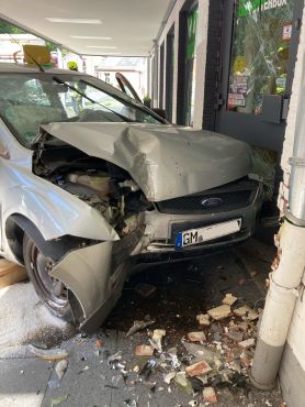 Auto landet im Eingangsbereich eines Geschäfts