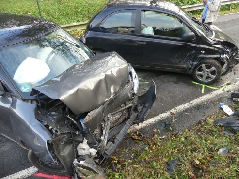 Autos stießen frontal zusammen