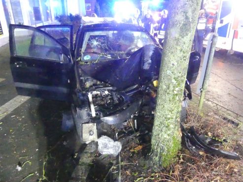 Auto prallte gegen Baum