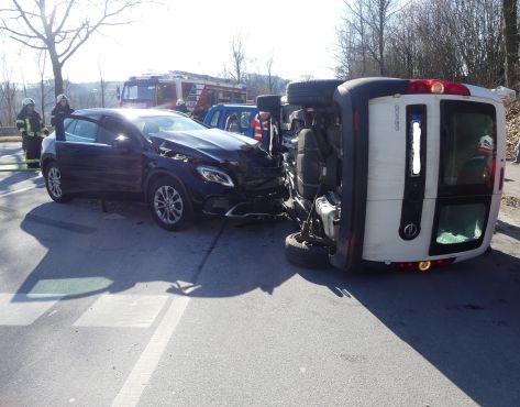 Unfall fordert drei Verletzte