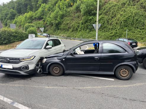 Autos kollidierten im Einmündungsbereich