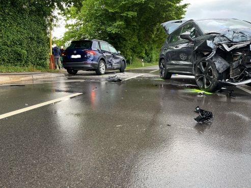 Autos kollidierten beim Abbiegen