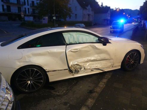 Autos kollidierten beim Abbiegen