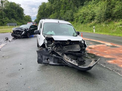 Autos kollidierten beim Abbiegen