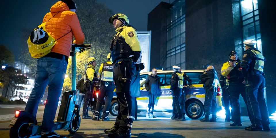 "BAO ROADPOL“ in Köln: 80 Verkehrspolizistinnen und -polizisten legten ein Augenmerk auf E-Scooter-Fahrer, bei denen die Unfallzahlen drastisch zunehmen.